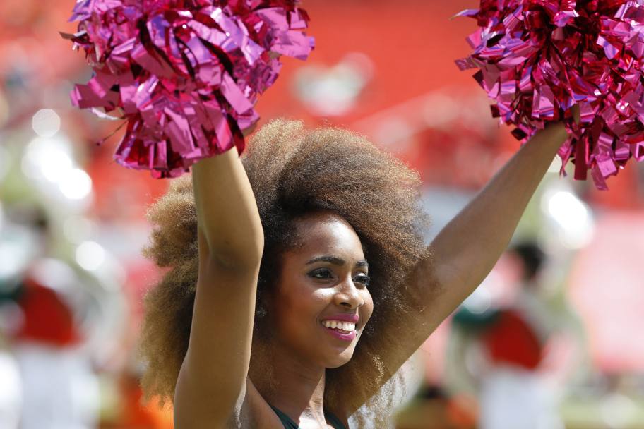 Una cheerleader dei Miami Hurricanes durante una partita contro i Cincinnati Bearcats (Reuters)